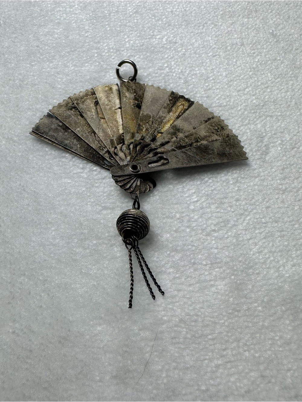 Antique-Style Fan Pendant Necklace - Silver